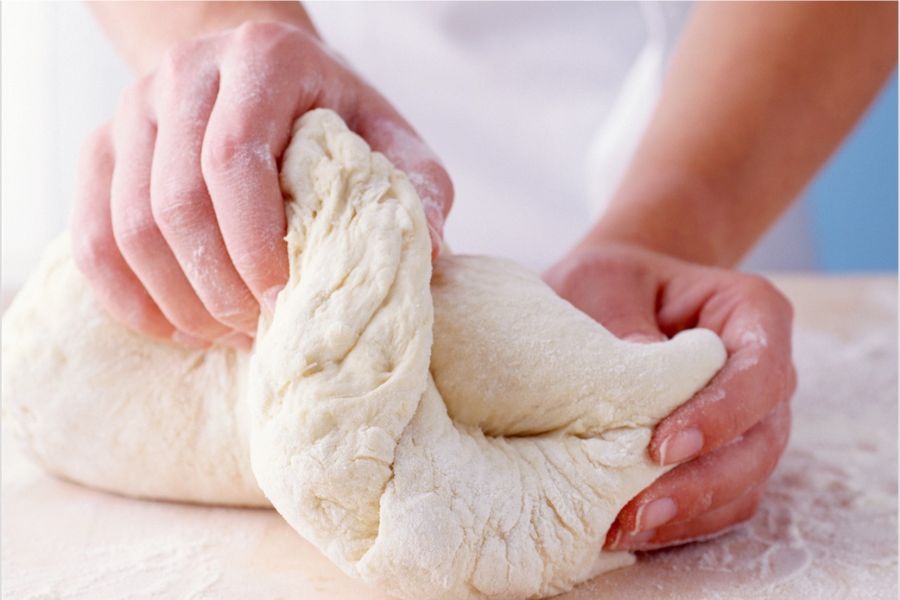 Nhồi bột làm bánh